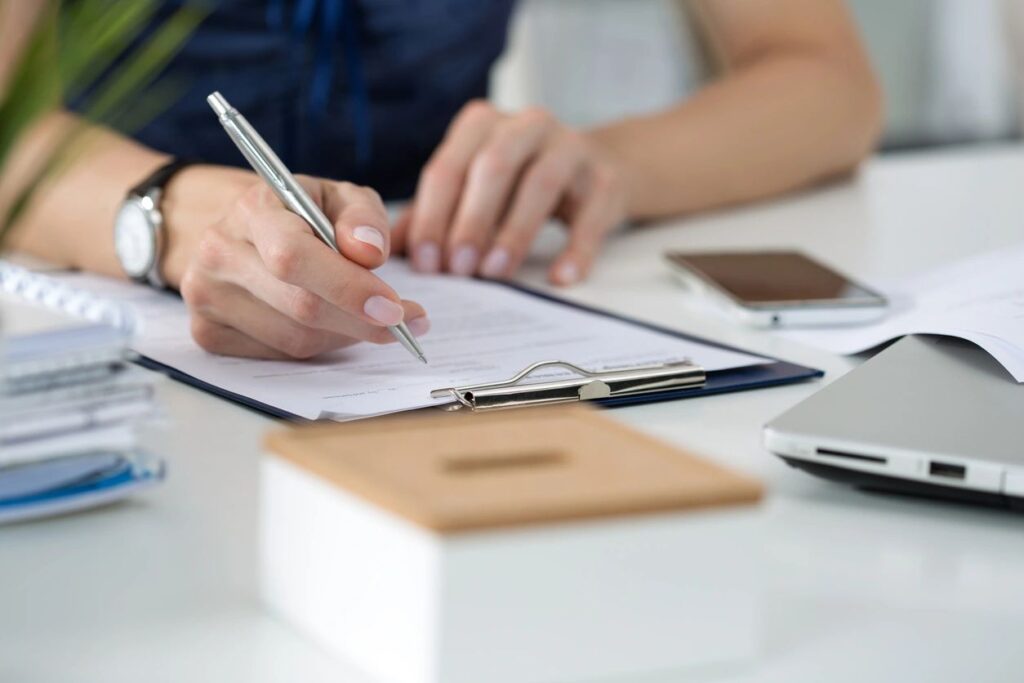 Investor explaining creative real estate deals vs. traditional financing